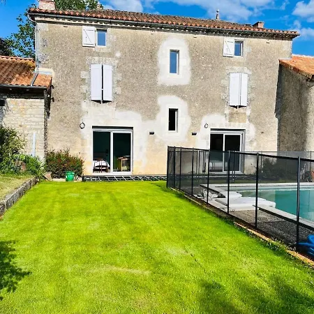 Grande Demeure Charentaise Au Calme, Avec Piscine Et Jardins