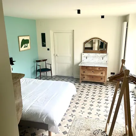 Grande Demeure Charentaise Au Calme, Avec Piscine Et Jardins *